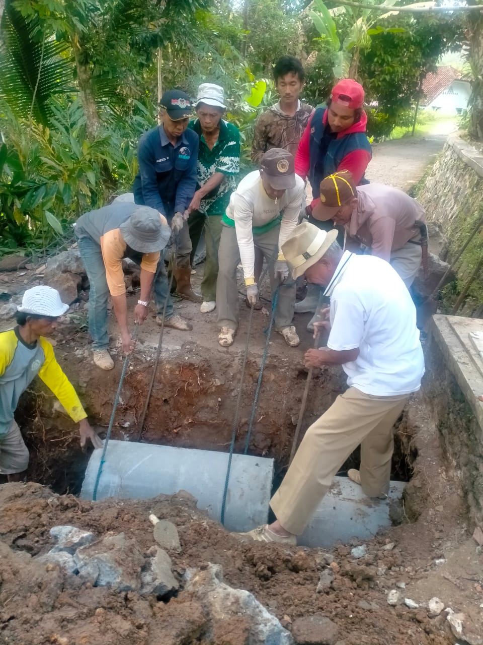Kegiatan Gotong Royong Masyarakat Desa Luyubakti